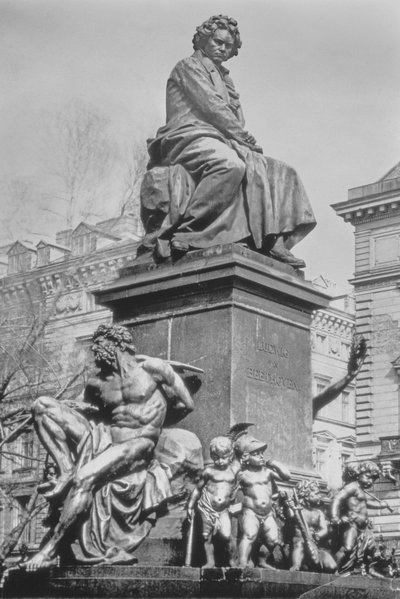 Denkmal für Ludwig van Beethoven, der Komponist sitzt auf einem Sockel über Figuren, die auf die Neunte Symphonie anspielen, von Kaspar Ritter von Zumbusch (1830-1915), 1880 (Bronze) von Austrian School